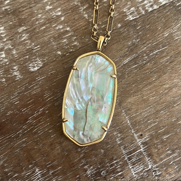 Kendra Scott Reid Faceted Necklace in Vintage Gold White Abalone - Picture 3 of 6